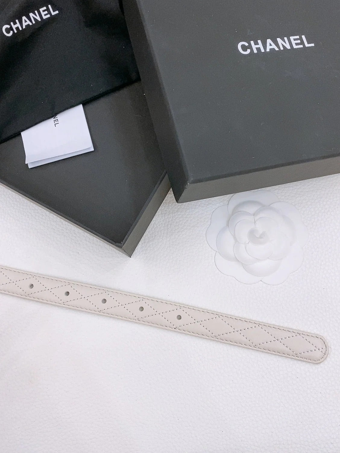 DOUBLE C BELT 20MM IN WHITE CALFSKIN WITH QUILTED STITCHING SPIRAL GOLD BUCKLE
