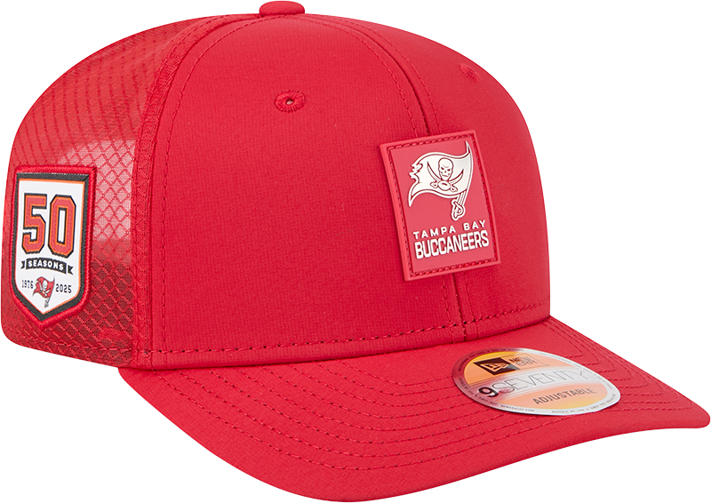 Men's Tampa Bay Buccaneers New Era Red 2025 Sideline 9SEVENTY Trucker Adjustable Hat