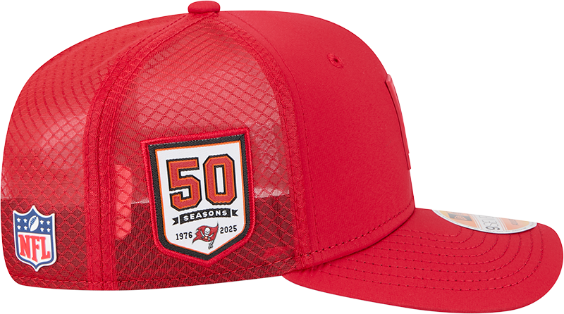 Men's Tampa Bay Buccaneers New Era Red 2025 Sideline 9SEVENTY Trucker Adjustable Hat