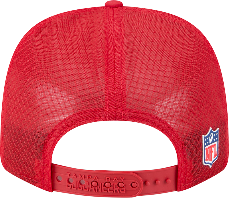 Men's Tampa Bay Buccaneers New Era Red 2025 Sideline 9SEVENTY Trucker Adjustable Hat