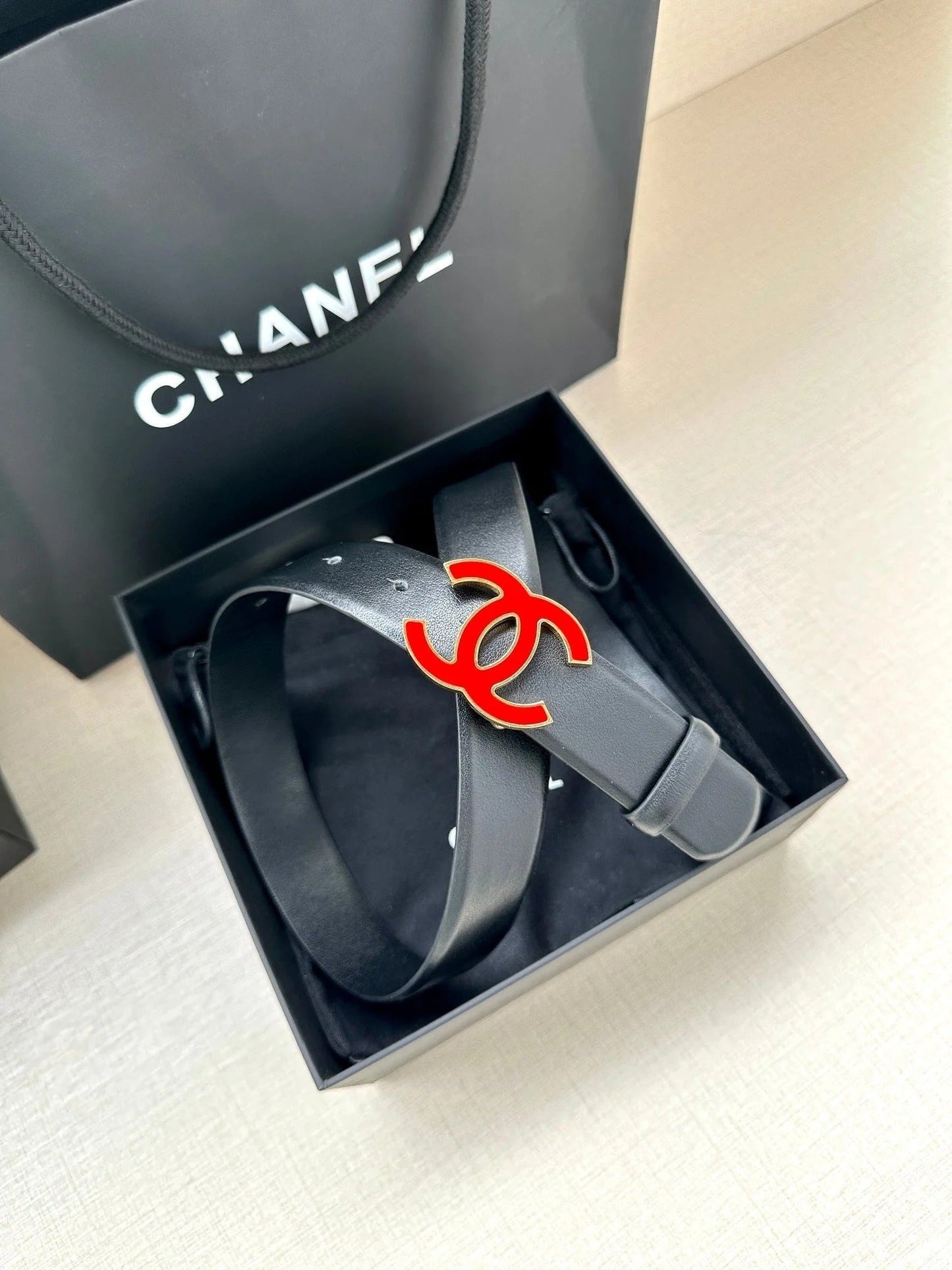 CC 30MM BELT IN BLACK SMOOTH CALFSKIN WITH RED METAL LOGO