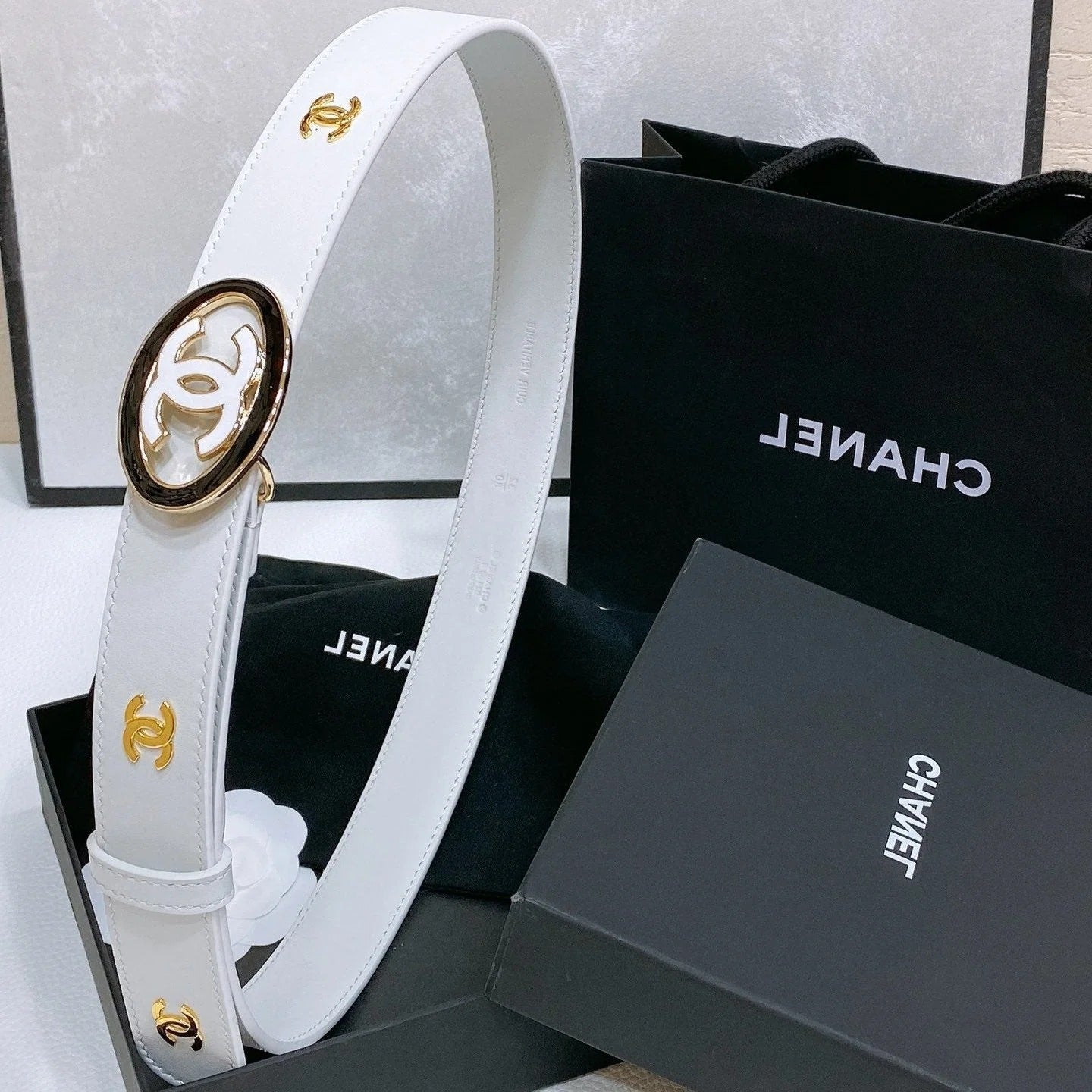 CC 30MM BELT IN WHITE SMOOTH CALFSKIN WHITE MIX BLACK METAL LOGO GOLD HARDWARE